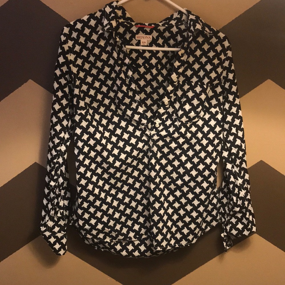 Size M 1/2 Button Up B&W Top